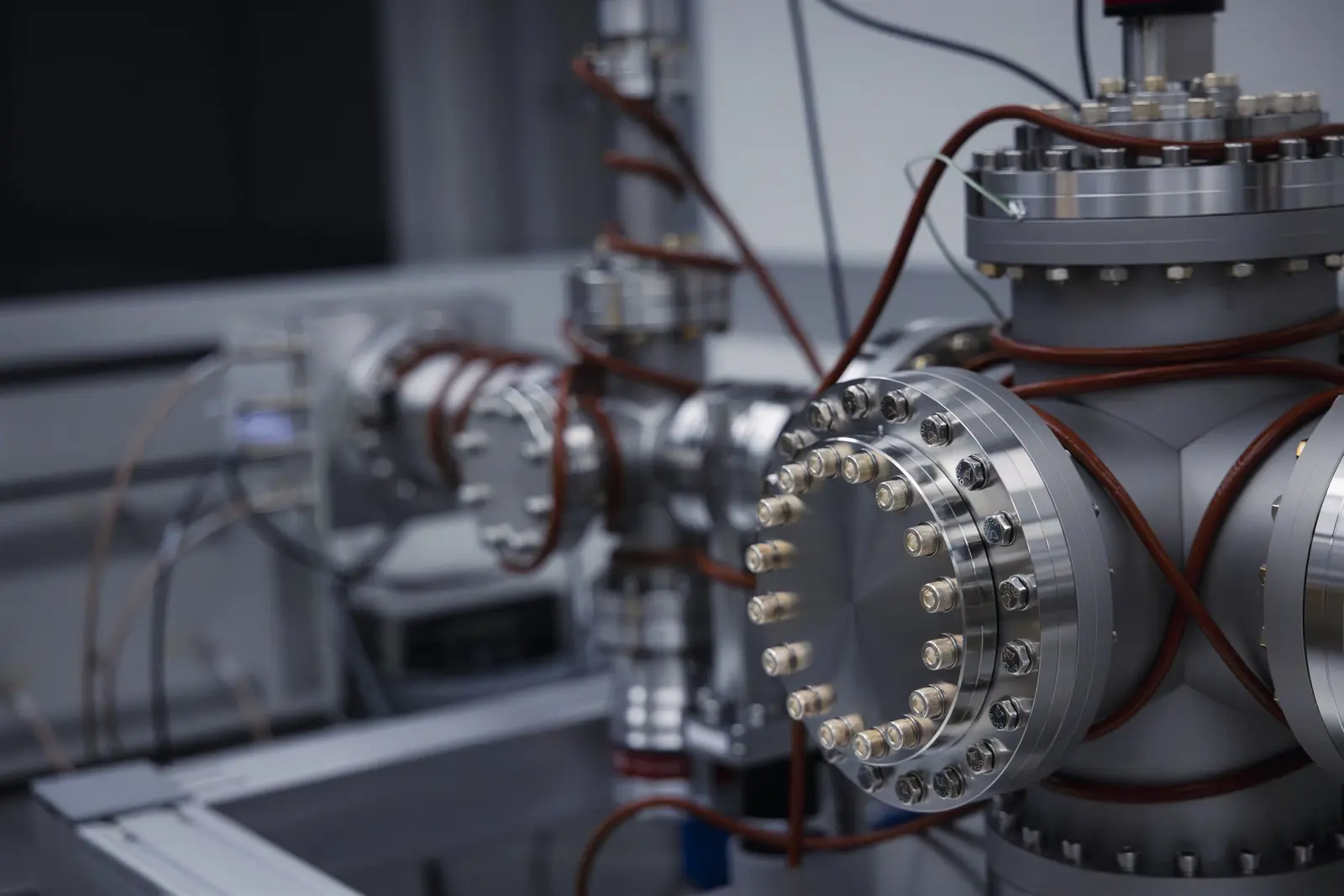 Technical detail of a vacuum chamber with connections